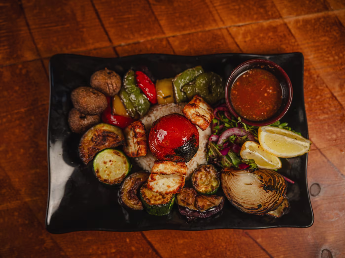 Parrillada libanesa completa con verduras a la brasa