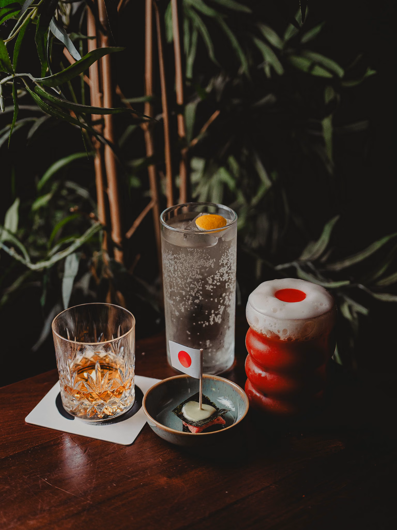 Los tres serves de Suntory alineados en la barra de Panda & Sons, Edimburgo: whisky con hielo, el cóctel bandera japonesa y un highball de Toki