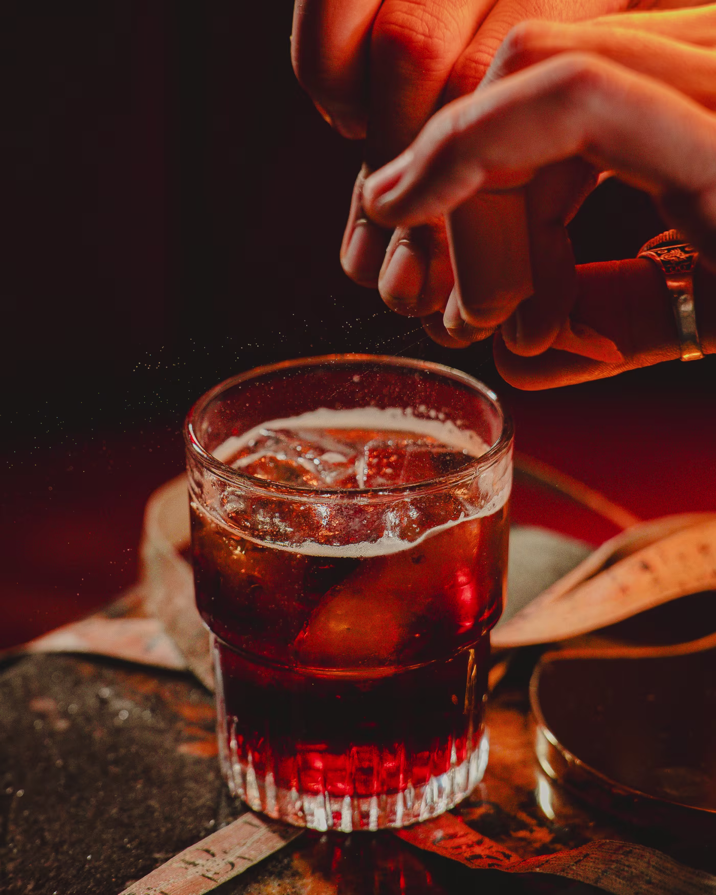 Removiendo un old fashioned recién hecho en la barra