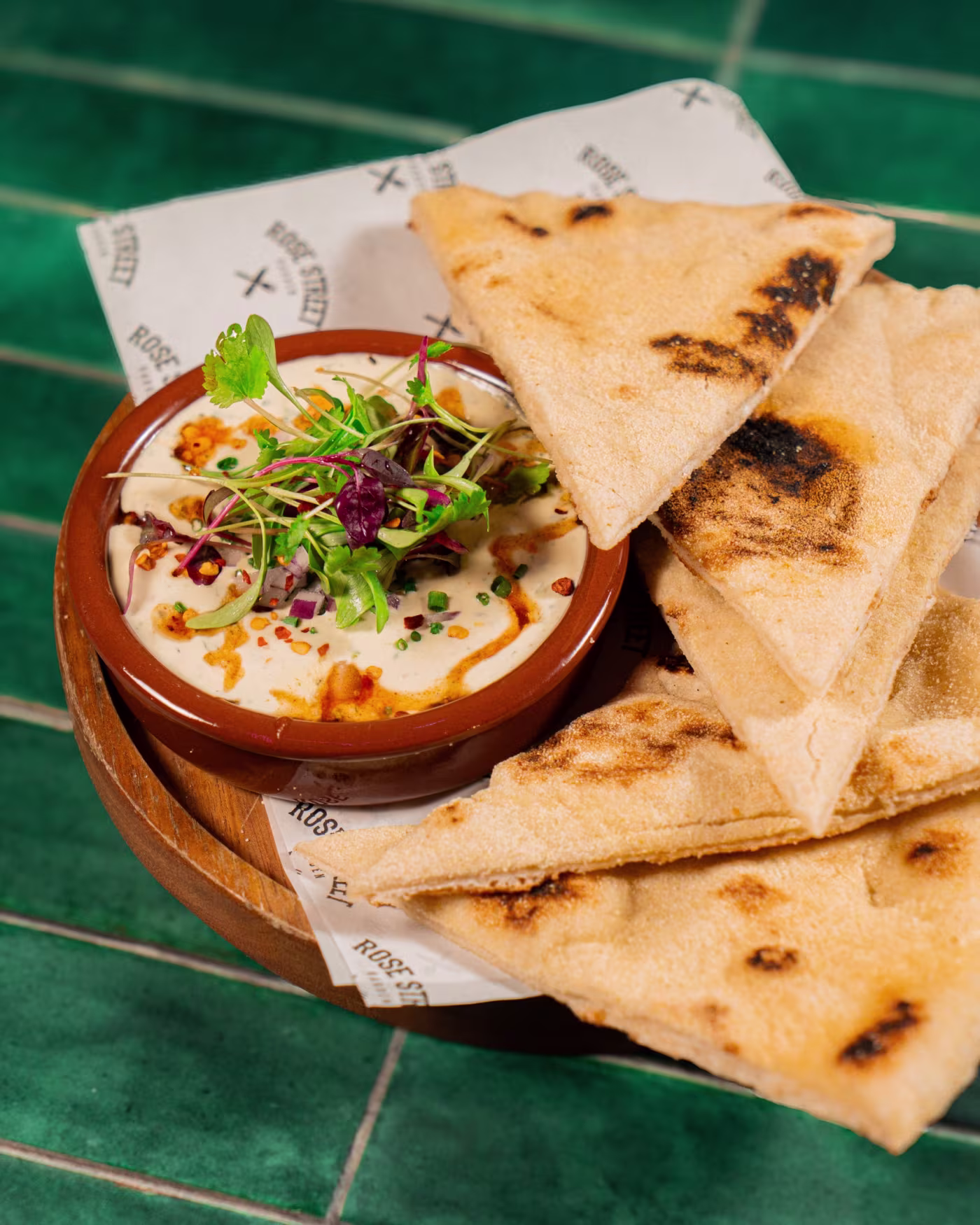 Flatbread con hummus en la terraza de Rose Street Garden