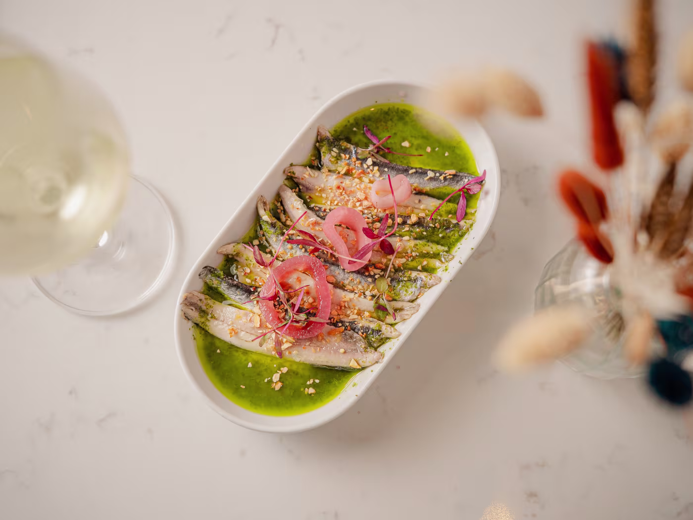 Tataki emplatado en fuente alargada