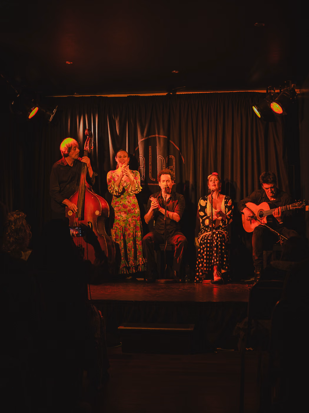 Espectáculo de flamenco en directo ante la sala llena de Tapas 3