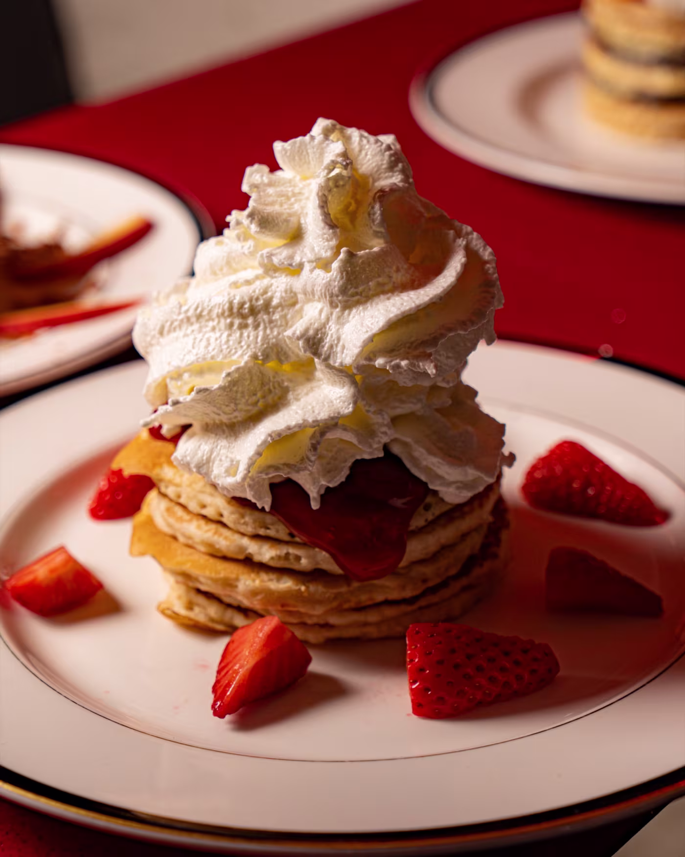 Pancakes con nata montada y fresas en The City Café